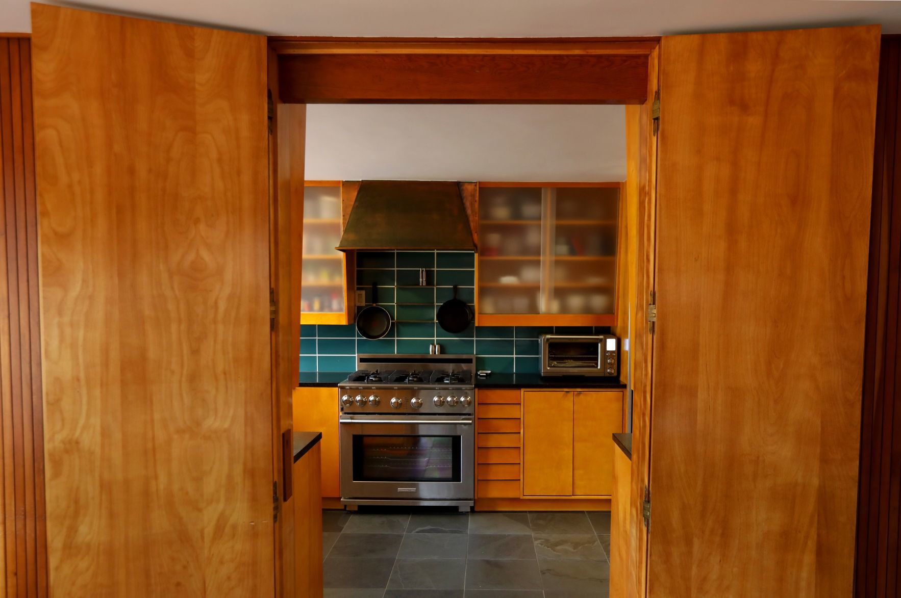 Oakland pioneer spurs trend of peculiar architecture